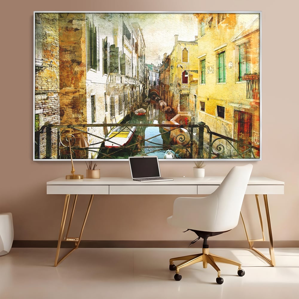 Tablou canvas cu tablou canvas cu peisaj venetian, in rama de aluminiu argintiu, pe perete intr-un birou